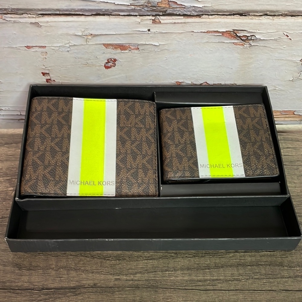 Michael Kors wallet set. New in box.​​​